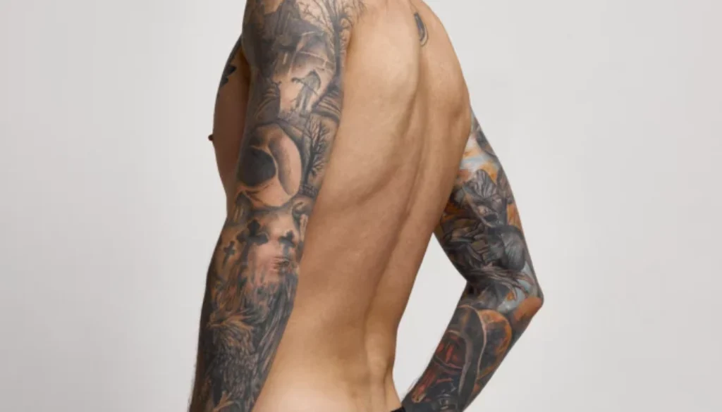 En mann med armene fulle av tatovering i forut for behandling med fjerning av tatovering med laser hos Remove hud- og laserklinikk.